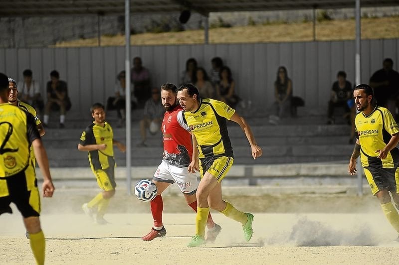 Pernas, del Molgas, pelea por el balon con Borja, del Peroxa, en el estreno de liga en A Chaira.