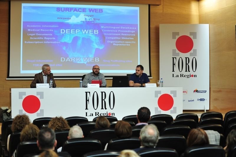 A la izquierda, Juan José Feijóo, Iván Mourín y Antonio Mosquera en un momento de la charla del segundo. A la derecha, el público sigue atento sus palabras.