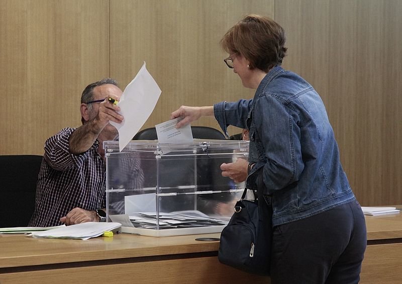 Una funcionaria ejerce su derecho a voto en la urna instalada en la planta baja del edificio judicial (MIGUEL ÁNGEL).