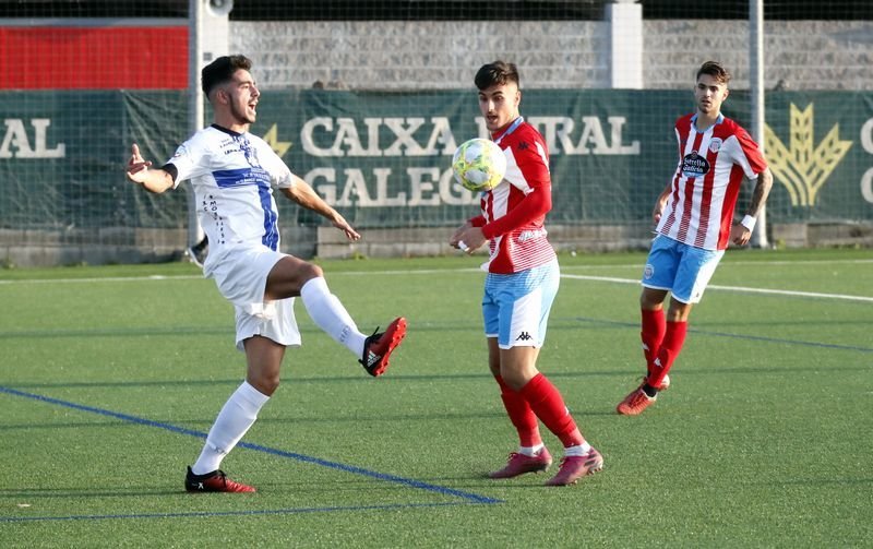 El defensa barquense Javi Rodríguez despeja una pelota ante un jugador del Polvorín.