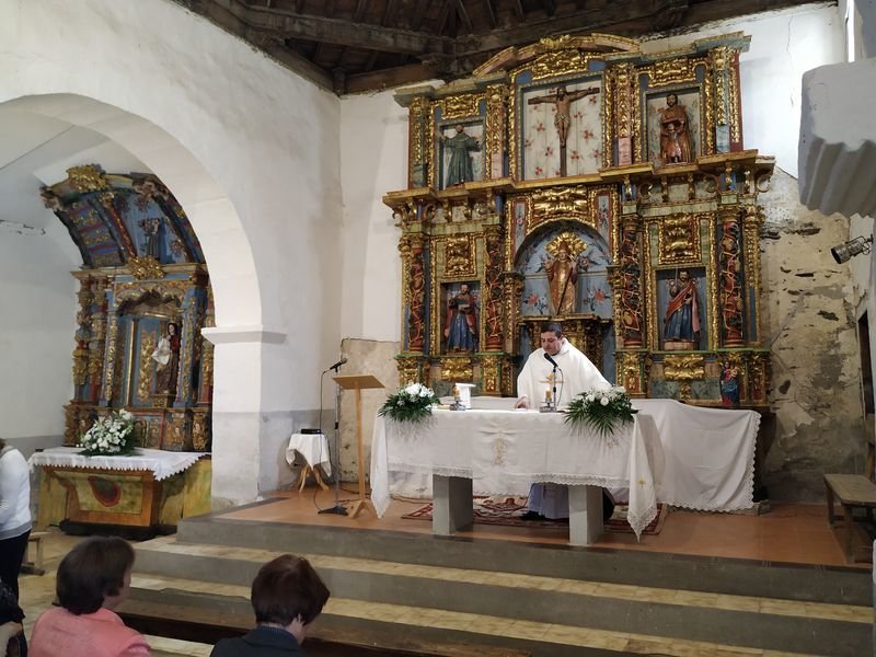 El cura párroco Raúl Vega, durante la misa que aprovechó para bendecir los retablos de Alixo.