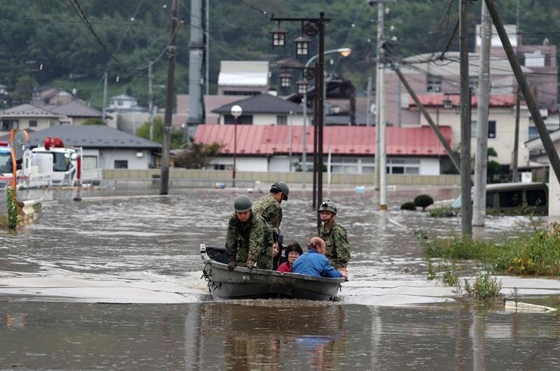 El Ejército rescata a una familia en Japón.