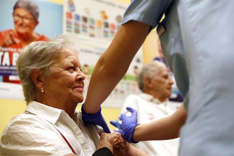 Una mujer en el momento de poner la vacuna antigripal. (Foto: EFE)