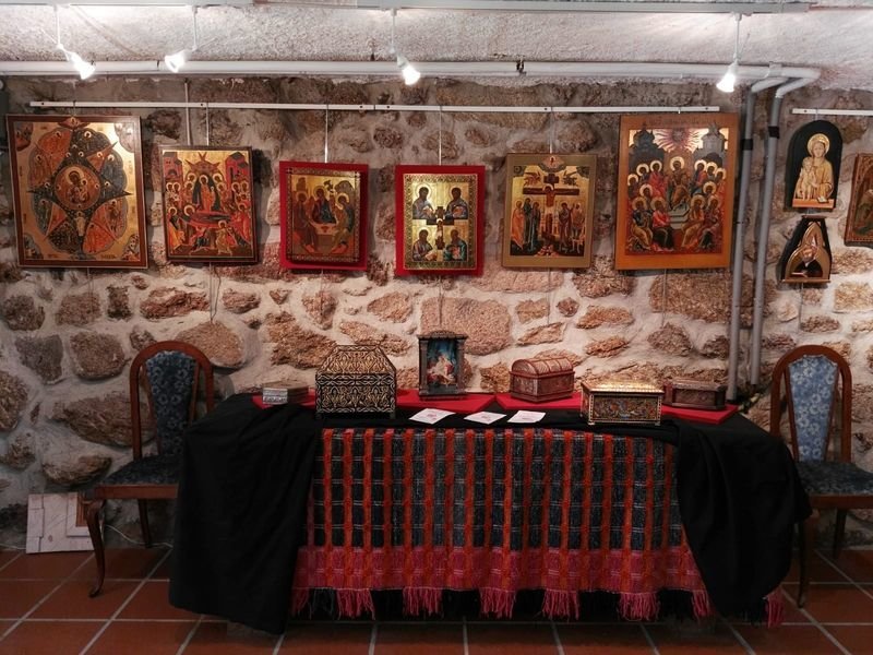 El museo contiene una colección de iconos bizantinos y objetos de arte decorativos.
