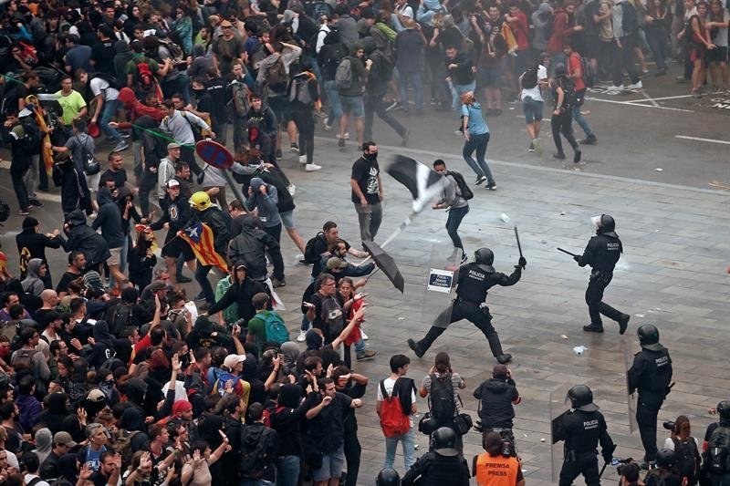 La Policía carga contra los manifestantes en El Prat.