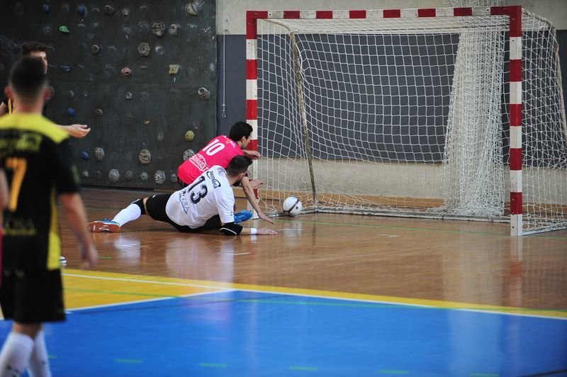Ángel, jugador del EDO-Sala Ourense, anota el primer gol del partido.