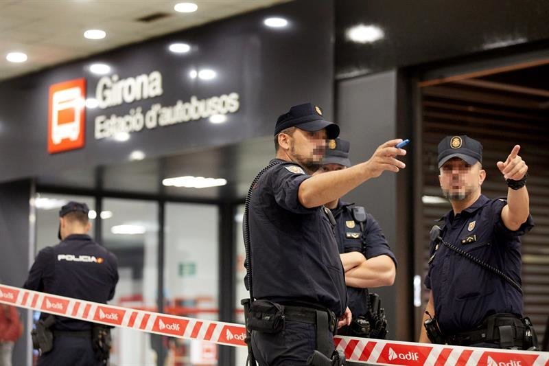 Agentes de la Policía Nacional en la Estación del AVE de Girona, el martes. (Foto: EFE)