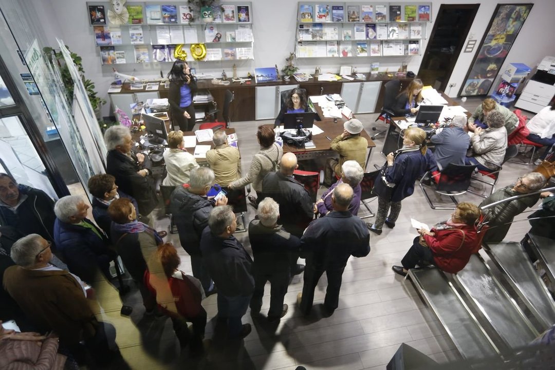 Ourense. 16/10/2019. Colas en Viaxes Piña porel inicio de campaña para solicitar los viajes del iInserso.
Foto: Xesús Fariñas