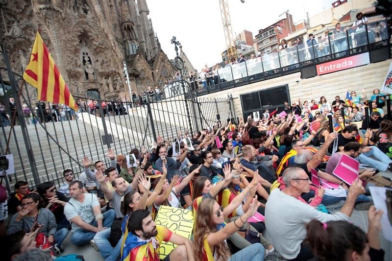 Centenares de personas protagonizan una sentada ante la Sagrada Familia de Barcelona. (Foto: EFE)