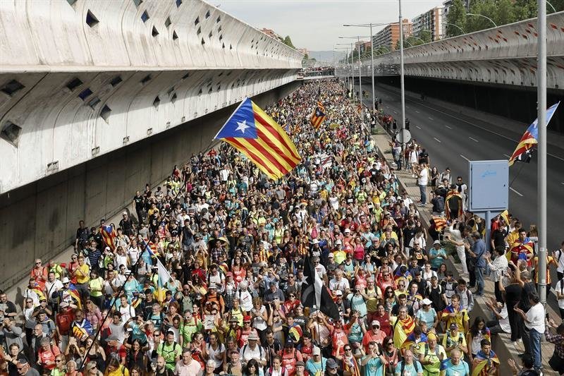 Miles de personas que participan en las &#34;Marchas por la libertad&#34; entran en Barcelona por la Gran Vía. (Foto: EFE)
