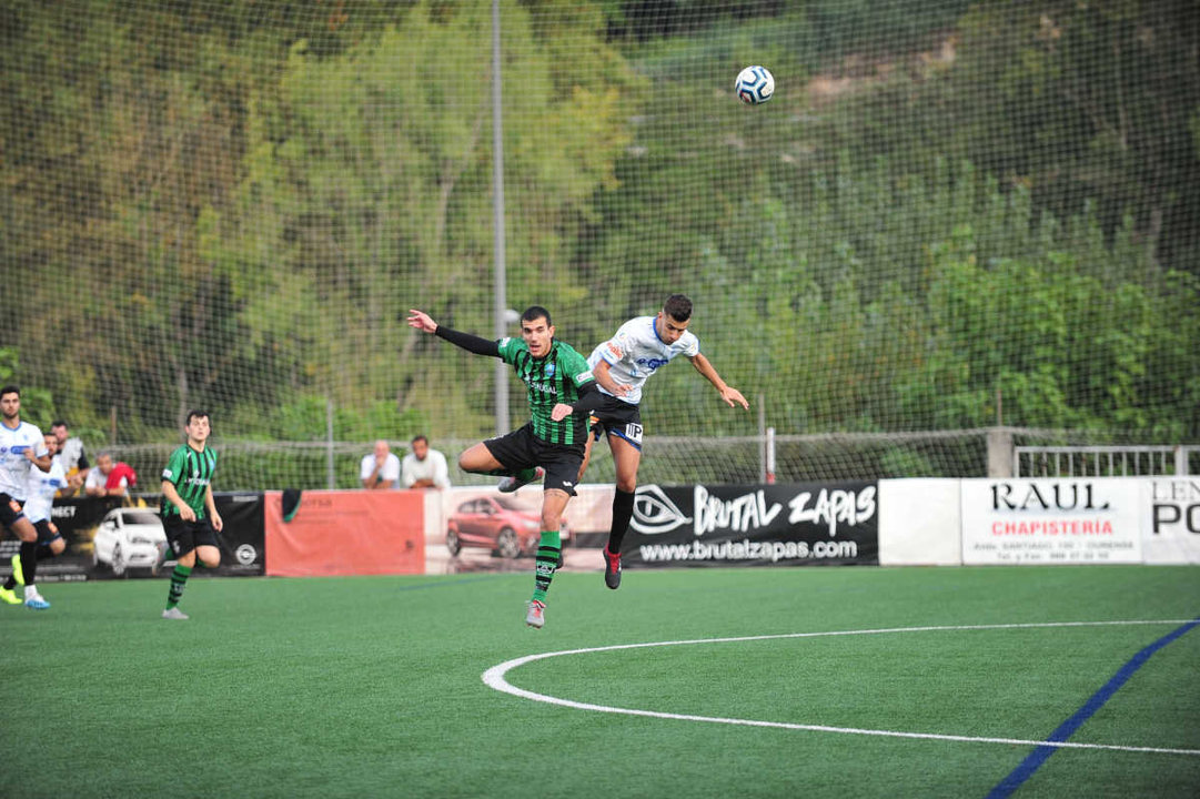 El defensa Javi disputa un balón con el alaricano Anxo. (Foto: José Paz)