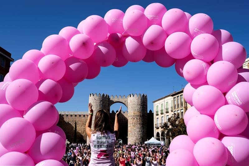 Cientos de abulenses en la plaza de Santa Teresa, junto a los lienzos este y sur de la muralla de Ávila para &#34;abrazar&#34; al principal monumento de la capital abulense contra el cáncer de mama
