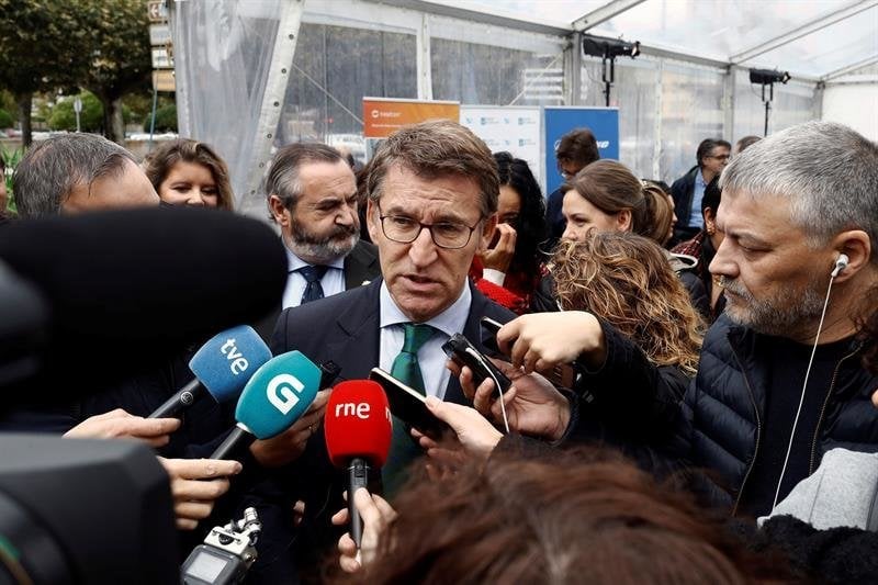 El presidente de la Xunta, Alberto Núñez Feijóo, atiende a los medios de comunicación. (Foto: EFE)