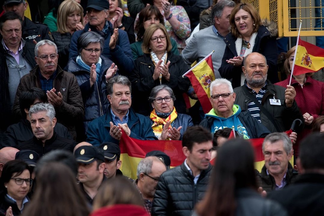 OURENSE (PONTE ROMANA). 20/10/2019. OURENSE. Concentración frente a la Comisaría de Policia Nacional en solidaridad con los compañeros desplazados a Cataluña. FOTO: ÓSCAR PINAL
