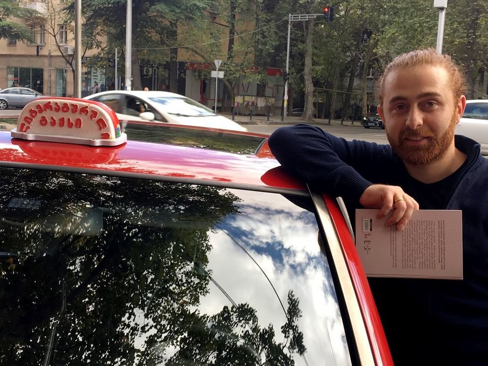 El taxi teflisense que cobra los viajes en conversaciones sobre literatura. (Foto: EFE)