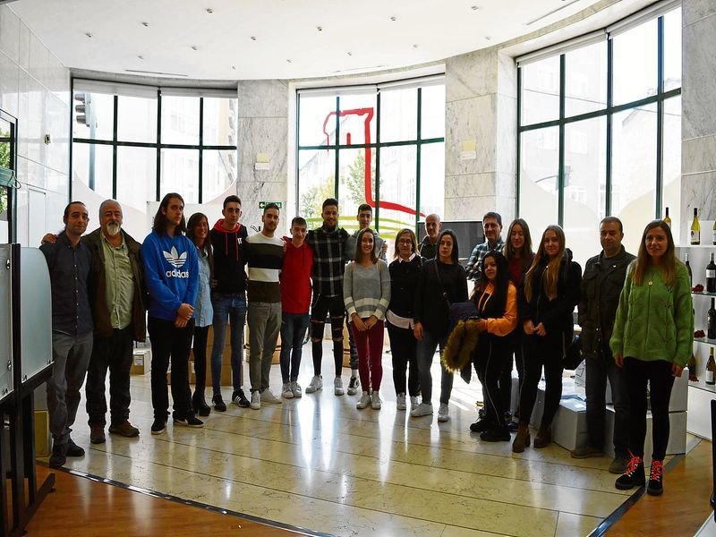Estudiantes y profesores de Sanxillao en la sede del Consello Reguladorde la Denominación de Origen Monterrei.