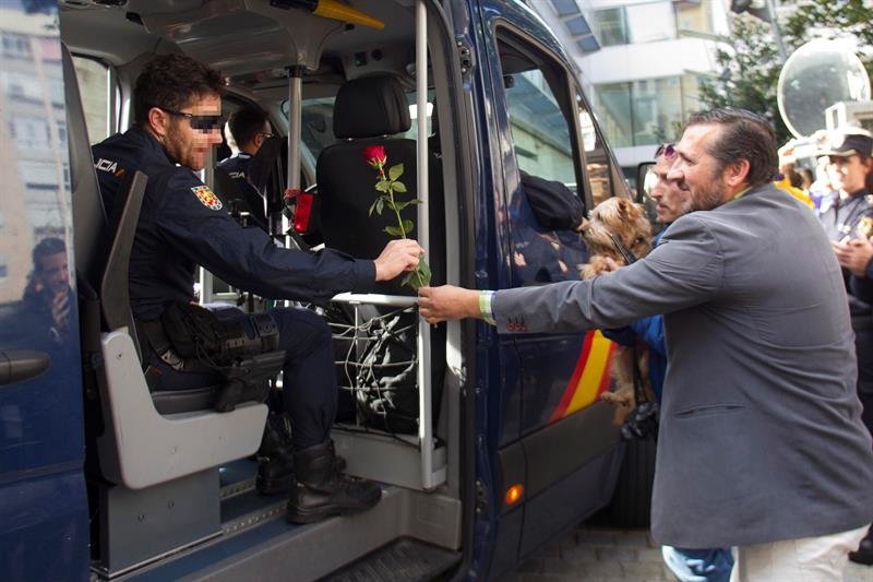 Recibimiento en Vigo a los agentes de las Unidades de Intervención Policial (UIP) destacados en Cataluña. (Foto: EFE)