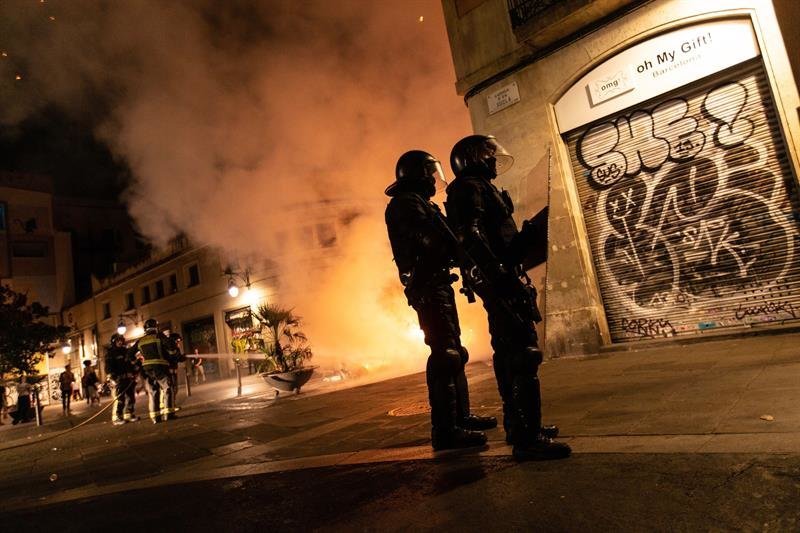 Mossos d&#39;esquadra controlan una calle durante una protesta de los CDR, en Barcelona. (Foto: EFE)