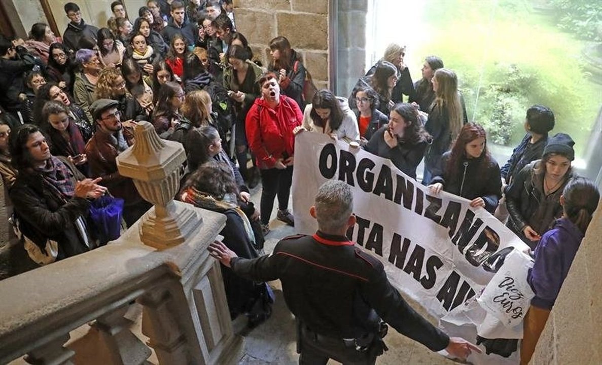 Alumnos piden la dimisión del docente denunciado por machismo en Galicia