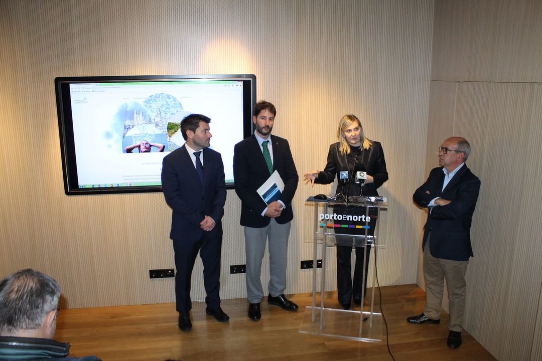 Emilio Cuíñas, Autoxiro; Benigno Amor, Asociación de Balnearios de Galicia, Emma González, y Joao Sabino, de Turismo Porto e Norte, en la presentación.