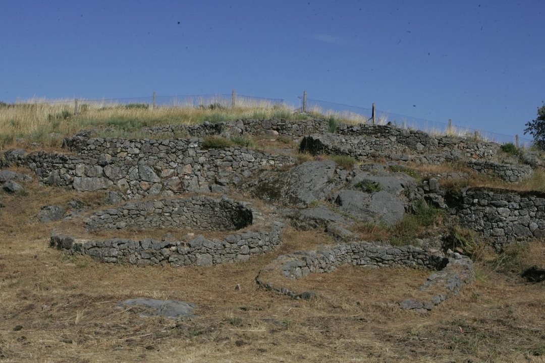 Algunos de los restos del yacimiento de Castromao, que acaban de ser declarado BIC.