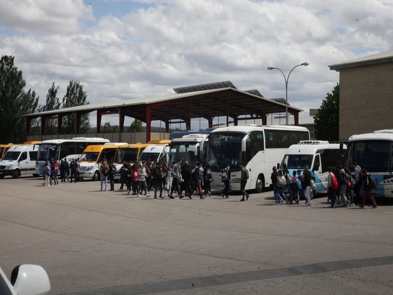 Escolares toman el autobús en el instituto de Xinzo de Limia.