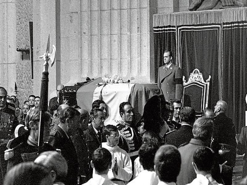 El rey Juan Carlos, delante del féretro de Franco en 1975.