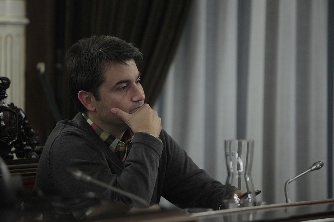 El interventor municipal, Gonzalo Alonso, en el pleno. (Foto: Miguel Ángel)