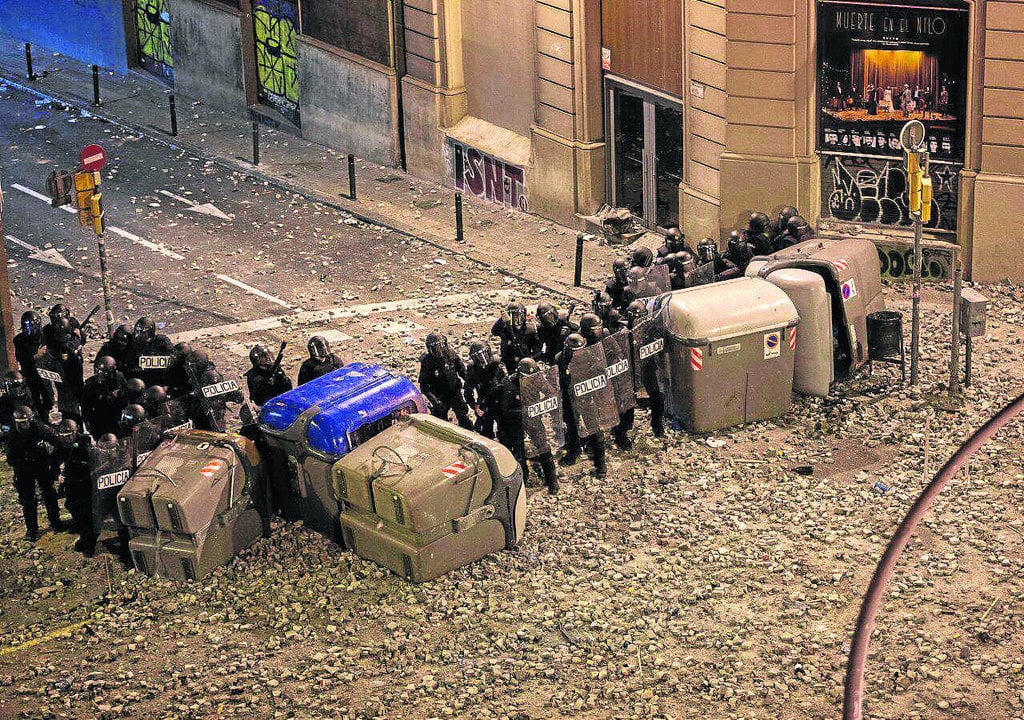 Policías gallegos en la Plaza de Urquinaona con Junqueres rodeados de adoquines.