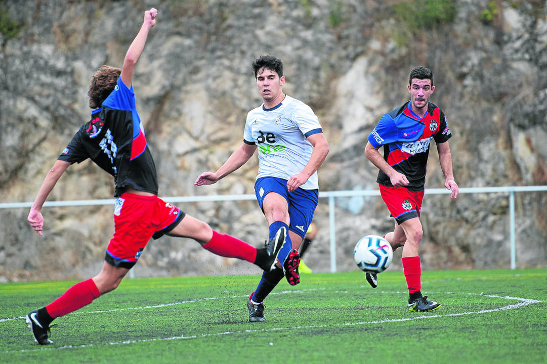 El mediocampista Atanes, del Santa Teresita, golpea la pelota entre dos rivales del Valenzá. (Foto: Óscar Pinal)