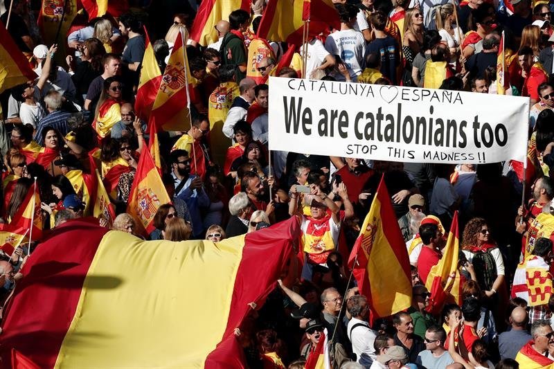 Miles de personas se concentran en el centro de Barcelona, convocadas por Societat Civil Catalana, para decir &#34;basta&#34; al proceso independentista. (Foto: EFE)