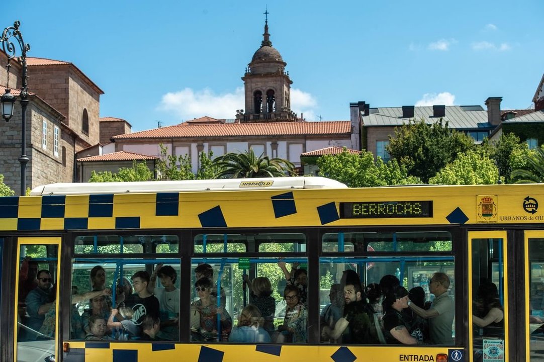 OURENSE (ALAMEDA). 09/07/2019. OURENSE. Vecinos y vecinas de Ourense toman el autobús urbano en la Alameda. FOTO: ÓSCAR PINAL
