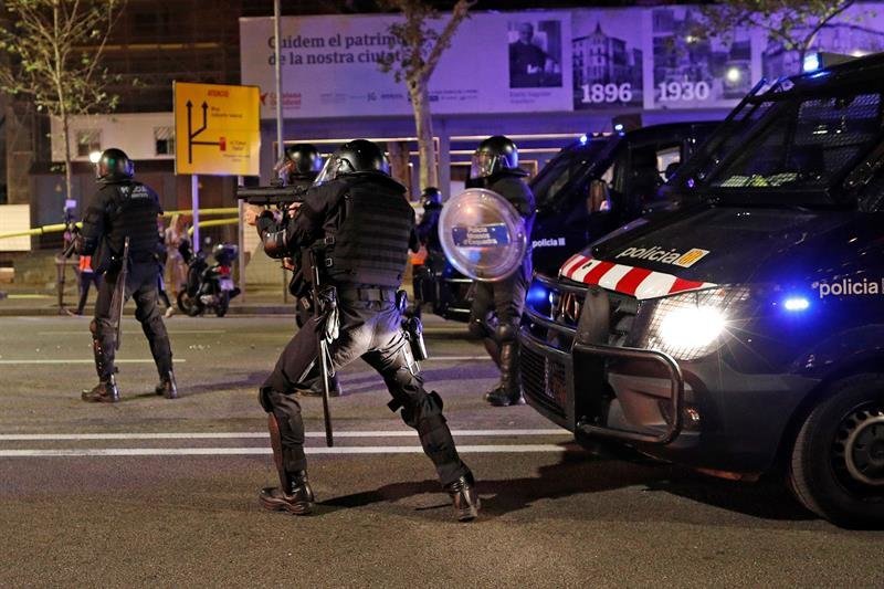Mossos d&#39;Esquadra, durante una de las protesas convocadas por los CDR en Barcelona. (Foto: EFE)