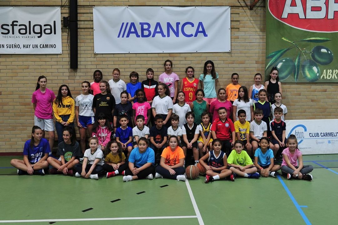 OURENSE 24/10/2019.-  Escuela de baloncesto en Carmelitas. José Paz