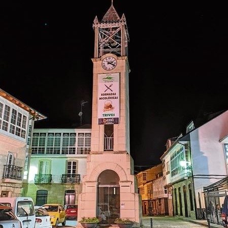 Plaza del reloj de Pobra de Trives.