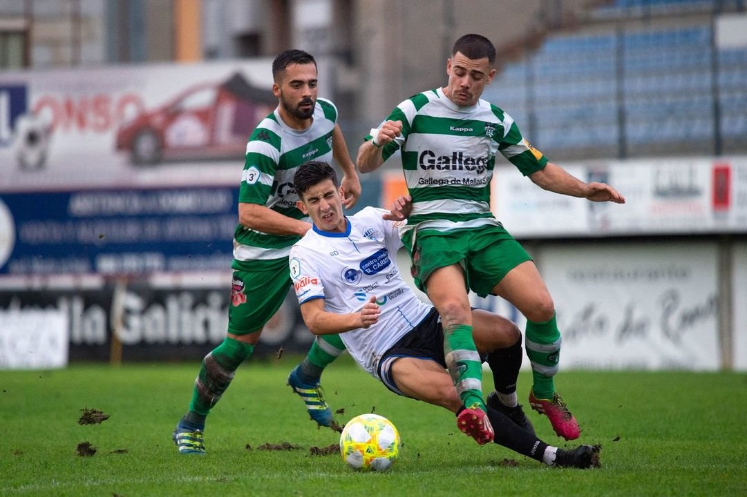 El atacante del Ourense CF Pibe trata de recuperar un balón entre dos defensores del Paiosaco (ÓSCAR PINAL).