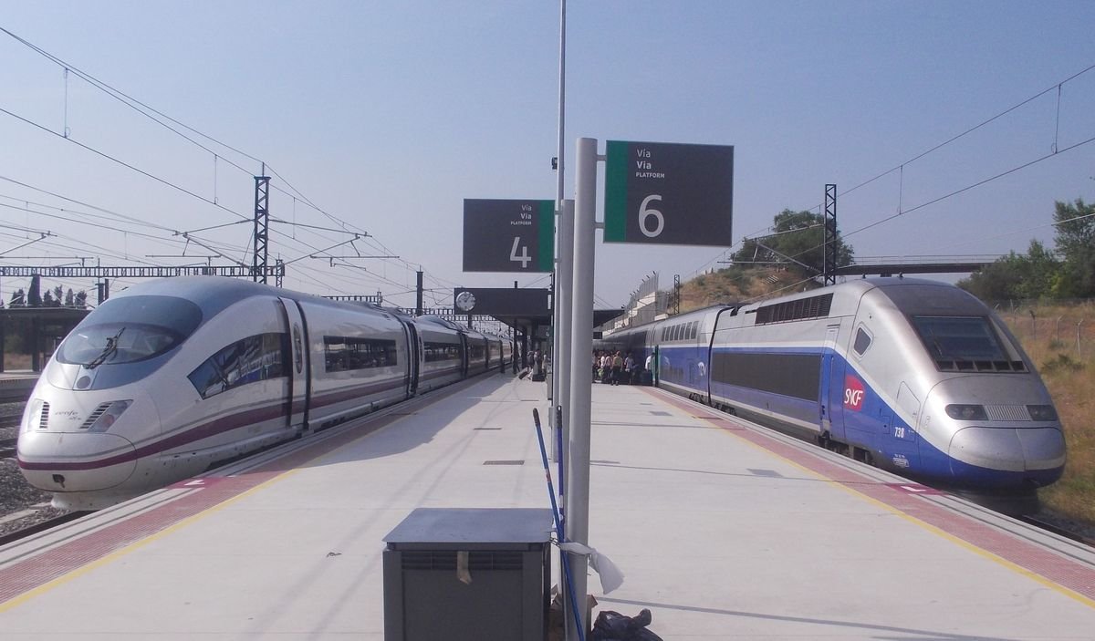 Trenes de alta velocidad de Renfe y SNCF compartiendo estación. Una imagen que se podría ver en Ourense en 2022.