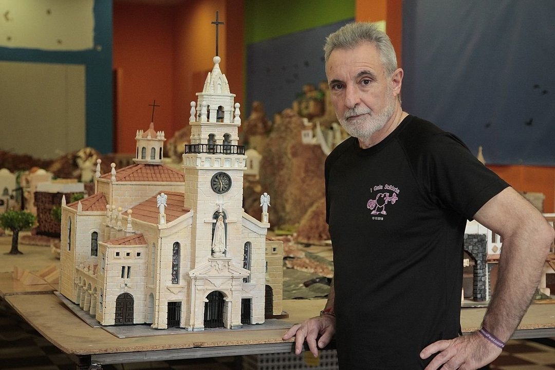 Milo con la gran novedad  del belén de este año, una reconstrucción de la iglesia de Fátima (MIGUEL ÁNGEL).
