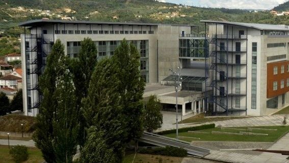 Facultad de Ciencias Empresarial e Turismo en el Campus.