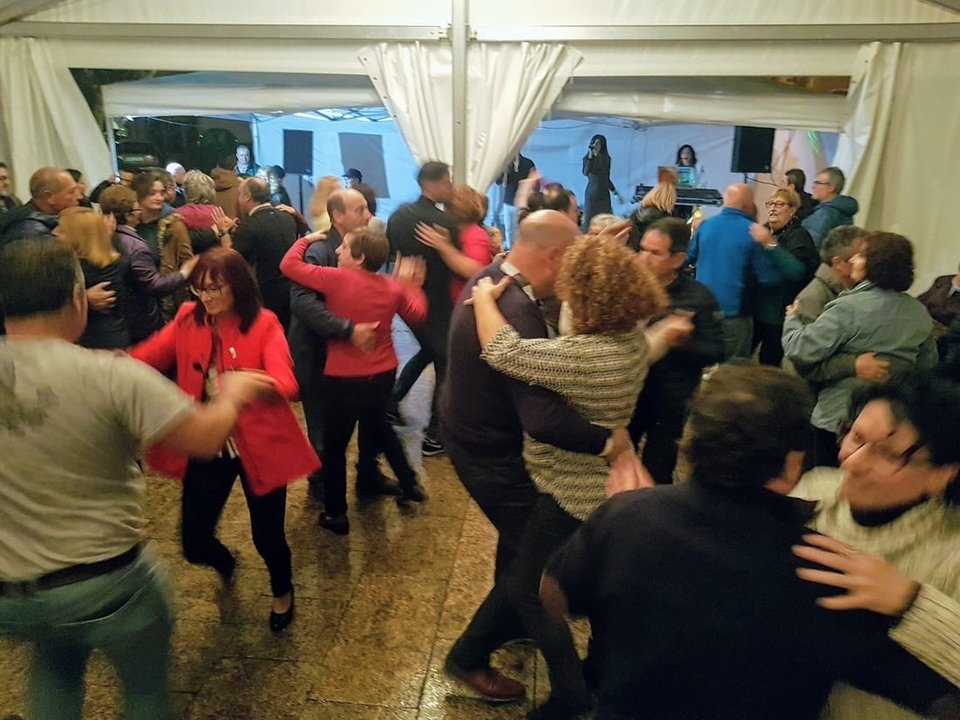 El grupo Xoldra animó a bailar a todos los presentes en la celebración del popular magosto.