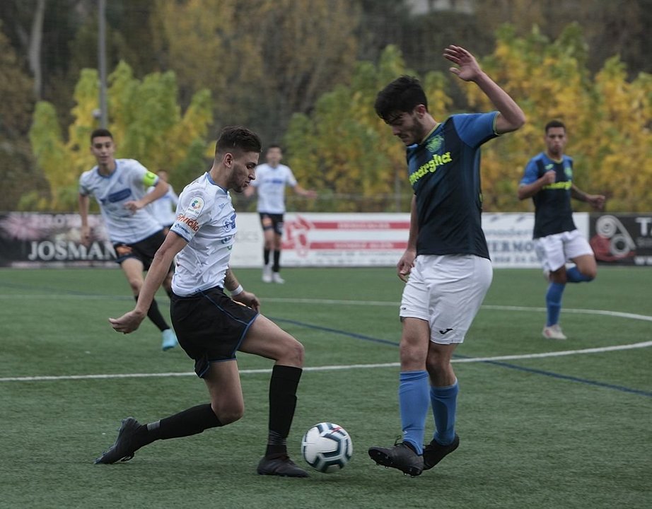 El defensa pontino Jorge disputa un balón con el delantero Champi, del Sporting Carballiño. (Foto: Miguel Ángel)