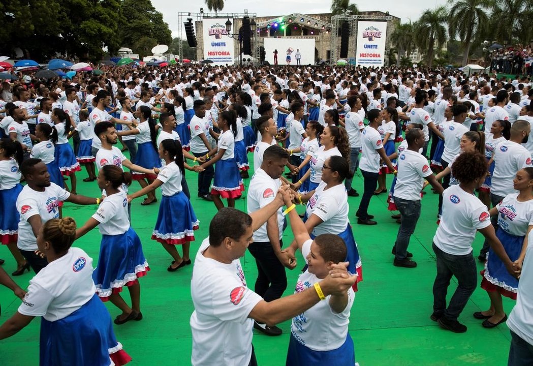 427 parejas de dominicanos participan bailan para lograr un récord Guinness este domingo, en Santo Domingo. (Foto: EFE)