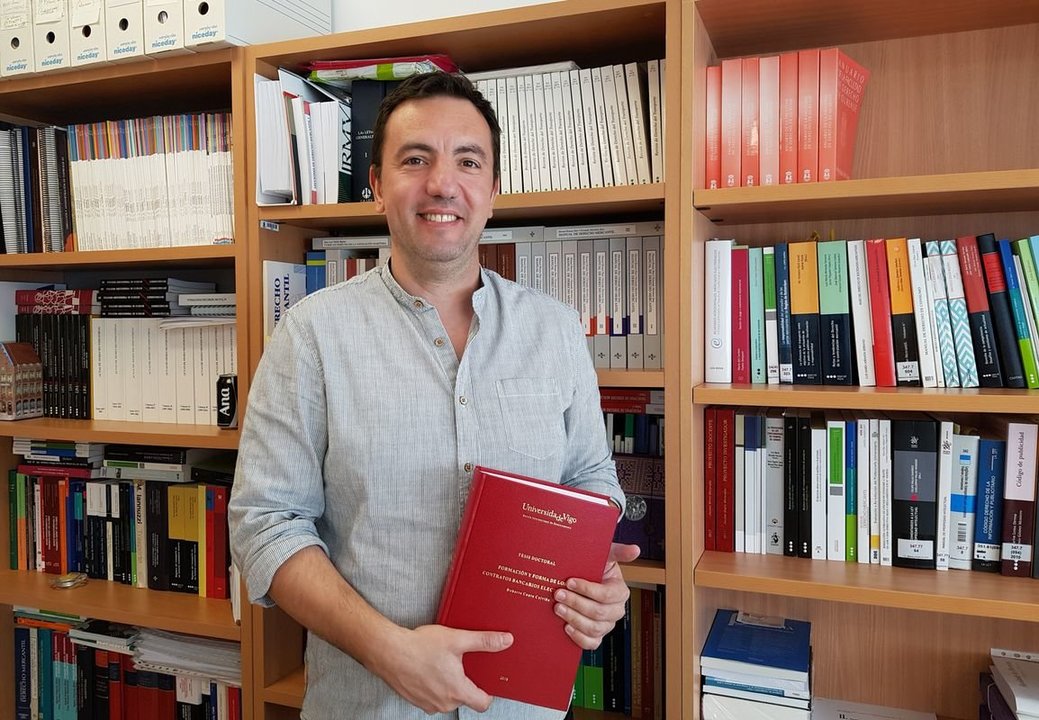 El autor, Roberto Couto, muestra la tesis presentada en el Campus.