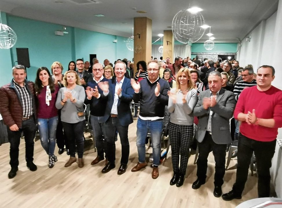Los candidatos del PSOE y Rafael Villarino, ayer en el acto de Celanova.