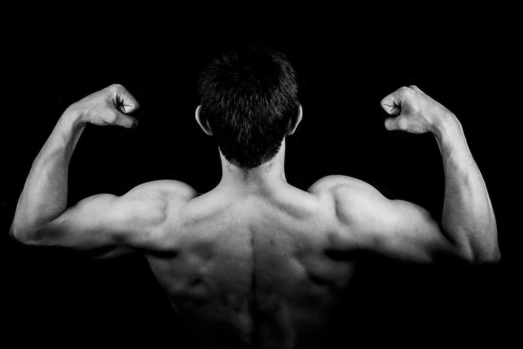 Un hombre muestra sus músculos.