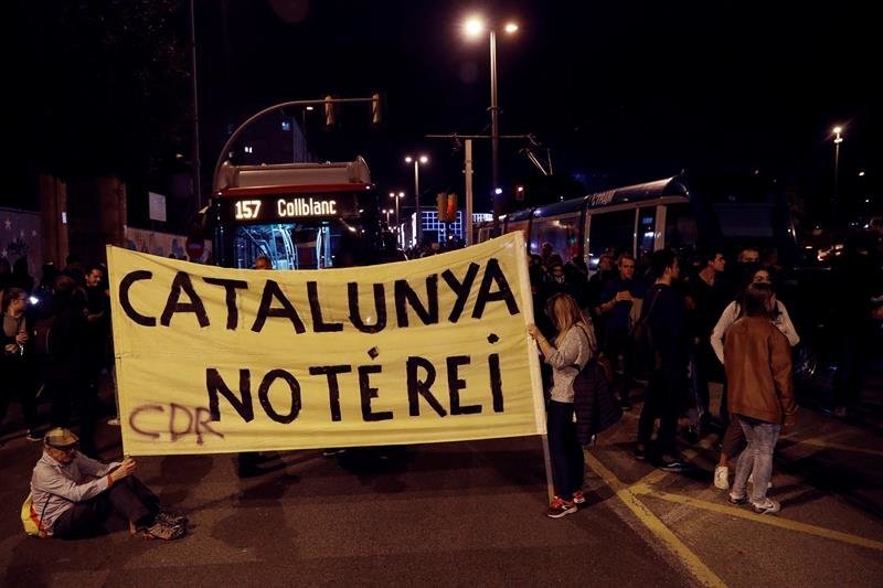 Varios manifestantes protestan por la visita a Girona del rey Felipe, este lunes. (Foto: EFE)
