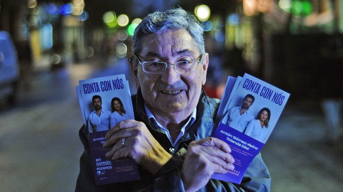 Arístides Álvarez pasó la tarde de ayer repartiendo propaganda en el Paseo. (Foto: Martiño Pinal)