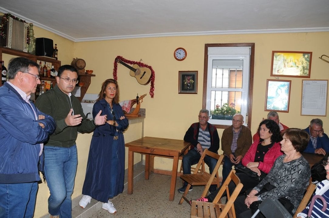 Luis Milia, José González e Marisol Díaz durante un recente encontro cos veciños de Muimenta.