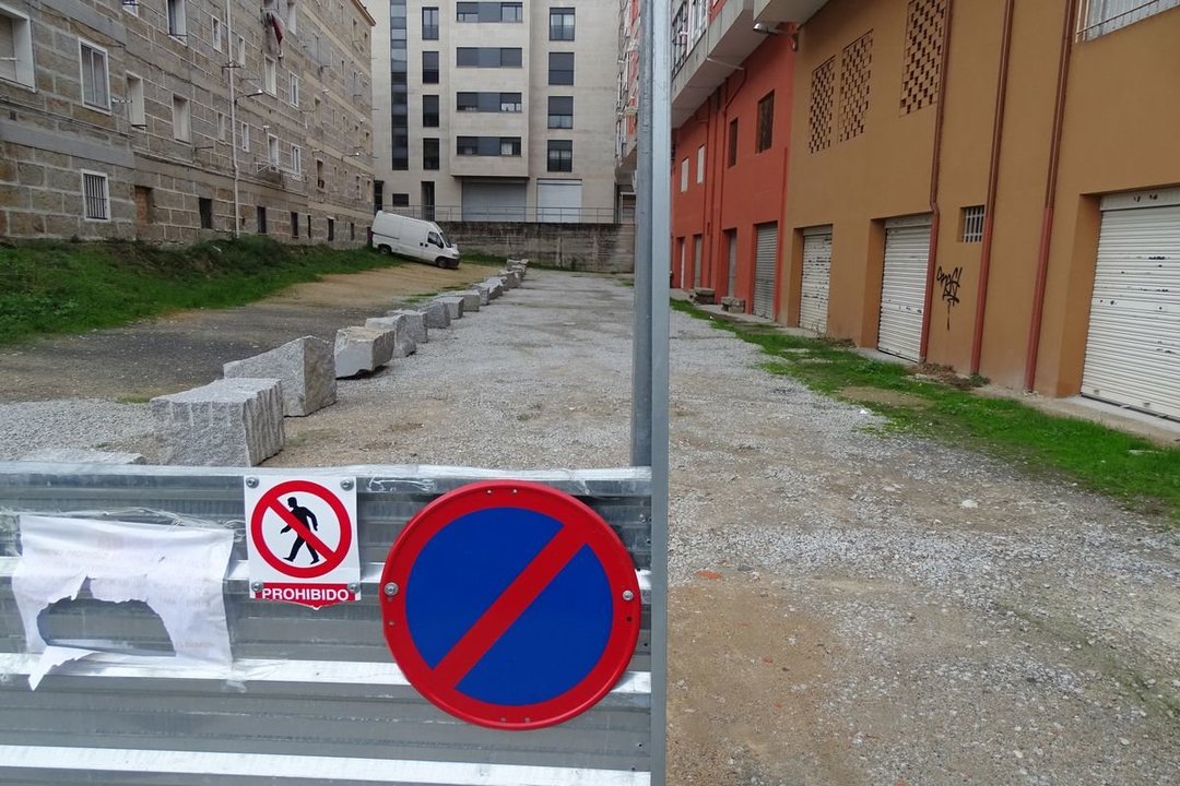 Piedras colocadas en la parcela para evitar aparcamientos (MARTIÑO PINAL).