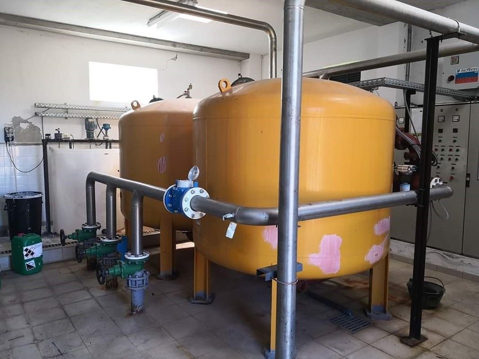 Máquina instalada por el Concello de Sandiás para reducir los niveles de nitrato en el agua.